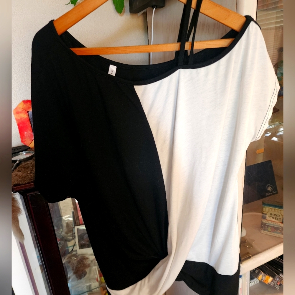 New blk n white short sleeves shirt medium